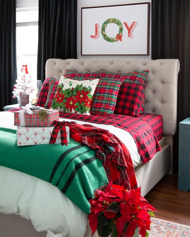 Christmas bed in red and green