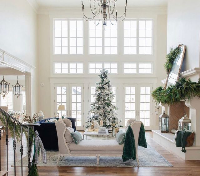 Simple Christmas tree interior