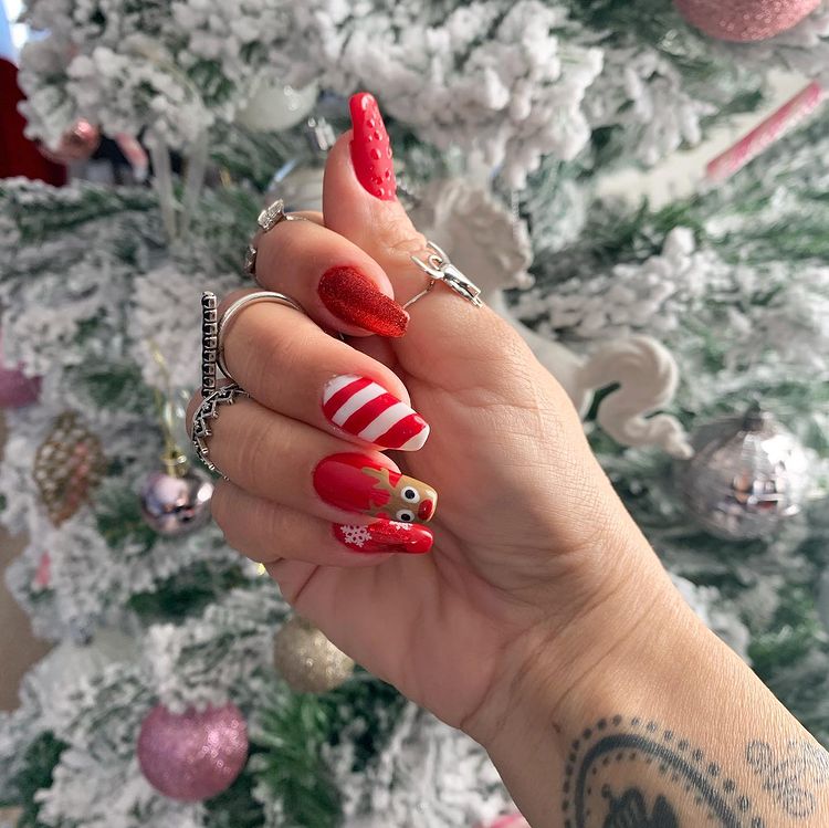 Christmas striped nails